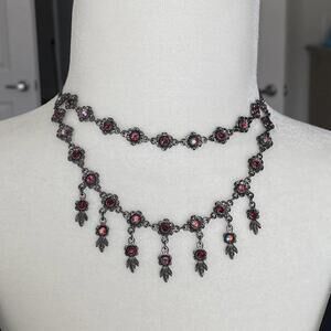 gothic victorian-inspired red and dark metal rosette choker necklace! 🥀